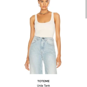 Toteme Urda tank top linne - Linne från Toteme i storlek S. Färgen Ivory, krämvit. Använd en gång men tyvärr för liten för mig. När jag synar den anar jag en svag fläck vid bröstet men har inte tvättat eller behandlat den. Bara vädrat linnet. Otrolig kvalité. Dyr i inköp.