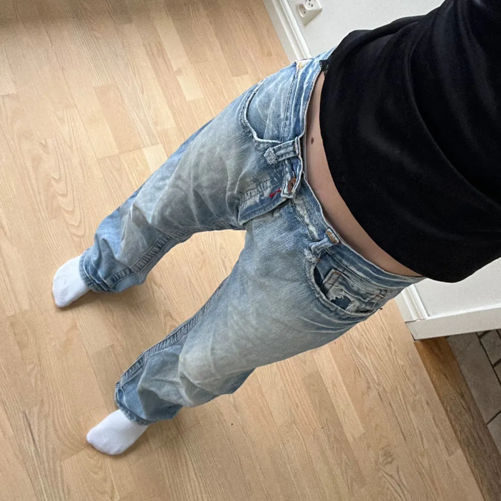 Säljer dessa ascoola Replay jeans då dom är lite för stora i midjan på mig, jag bär oftast en xs/34 eller W25. Dessa är en storlek W32 L32☺️ Tryck ej köp nu innan ni hört av er☺️🙏🏼. Jeans & Byxor.