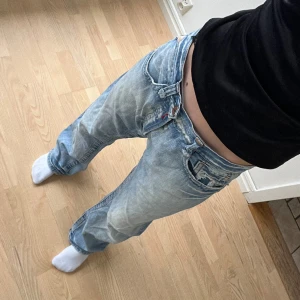 Lågmidjade jeans - Säljer dessa ascoola Replay jeans då dom är lite för stora i midjan på mig, jag bär oftast en xs/34 eller W25. Dessa är en storlek W32 L32☺️ Tryck ej köp nu innan ni hört av er☺️🙏🏼