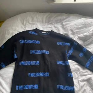 Weekday - stickad tröja - En stickad tröja från weekday i storleken M. Den är boxy i modellen. Så lite oversized i passformen men samtidigt inte särskilt lång. Bra skick inga flaws eller fläckar:)