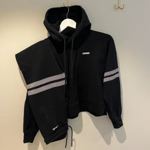 Sett från Stronger - Träning/mjukis sätt från stronger, 700kr för båda eller 400kr/del. Nypris per del är 799kr. Fint skick!😊