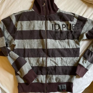 Tröja identity - Skön grå och mörklila randig tröja m snygga detaljer. Bra skick!