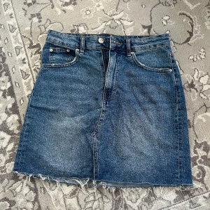 Jeans kjol - Säljer min fina mörkblå jeanskjol som tyvärr inte passar längre.  Perfekt kjol inför sommaren. Köparen står för frakten 