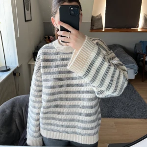 Stickad tröja  - Säljer denna stickade tröja från Gina tricot. Tröjan är helt ny med prislapp kvar. Tröjan är i storlek xs och är slutsåld på nätet