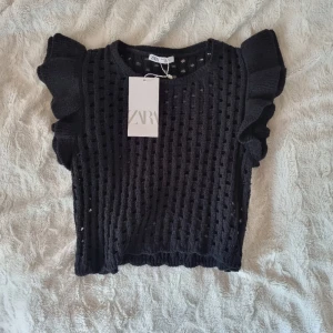 Zara volang topp - Helt oanvänd svart stickad volang topp från zara💓💓
