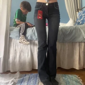 Super coola jeans - Endast använda 2 gnr  Mid waist Står ”1” på lappen men gissar att det är xs  Spanskt märke Nypris 1200 Några stenar har ramlat av 