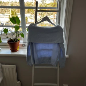 Offshoulder topp - Offshoulder stickad topp, i den finaste babyblå färgen,materialet är fluffigt och verkligen superrmysigt