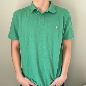 Ralph lauren pike  - Grön oanvänd Ralph Lauren pike som är perfekt för sommaren! Plagget är oanvänd och prislappen är fortfarande på ! Nypris: ca 1000kr Vårt pris: 500kr Skriv vid minsta fundering!