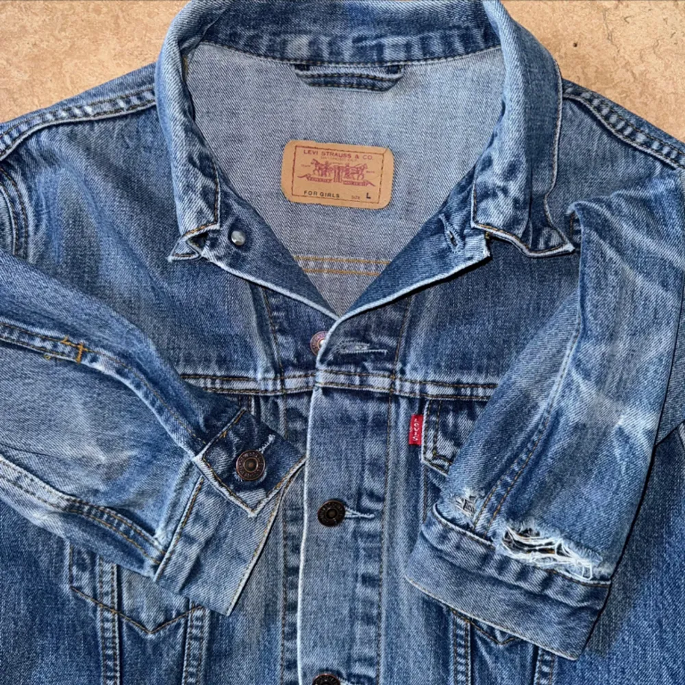 Vintage Levis jeansjacka med artikelnummer: 70590 Storlek: L (Dam) men sitter mindre. Hål i armana, syns på bilden. . Jackor.