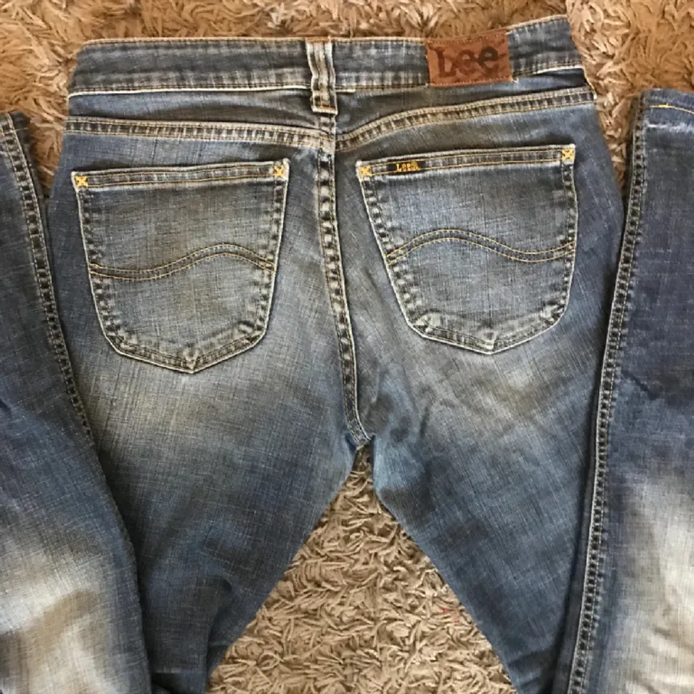 Jätte fina lågmidjade jeans som inte kommer till användning och så är dom lite korta för mig men jätte fina och är i bra skick💕💕 Skriv om du har några funderingar eller något🪩💕. Jeans & Byxor.