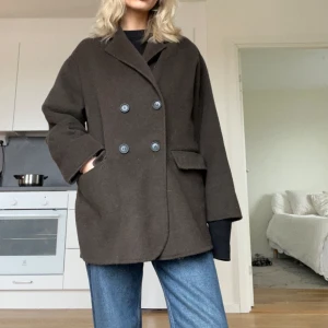 Vårkappa - En perfekt tunnare vårkappa🌷☀️ bra skick, ända defekten är att lappen hänger löst (se bild 3) men det är inget som märks. Från zara, storlek M. Jag bär vanligtvis XS/S för referens! 🤗