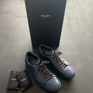 Saint laurent SL/01 - Saint Laurent | Skick 9/10 | Storlek 42,5 men passar även lite större | Perfekta inför våren och sommaren!  Box samt extra snören tillkommer! | Nypris ca 6000kr!