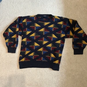 Stickad gant tröja - Stickad gant tröja i bra skick, vill sälja för att det inte är min stil. Väldigt bra skick då jag nästan aldrig använt den. Medium/Large storlek. Pris går att diskuteras.