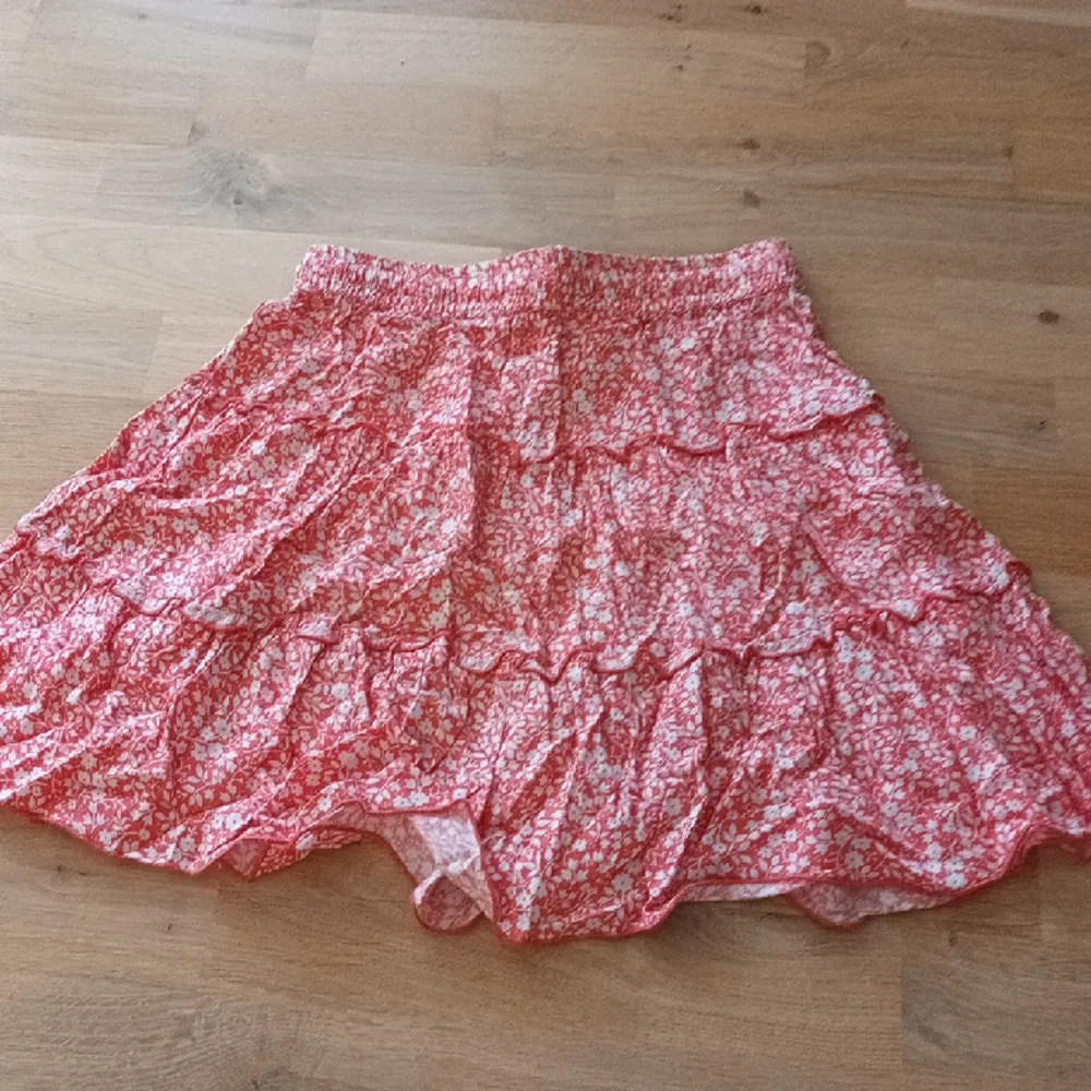 Super söt blommig kjol från bubbelroom, den är sparsamt använd o har inga defekter alls!🌸 färgen är lite röd/rosa.. Kjolar.