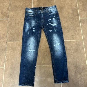 Supply & demand jeans  - Säljer ett par supply & demand jeans som är i bra skick, använda ett par gånger Storlek 32w/M Skriv för flera bilder 