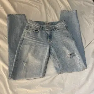 Straight jeans med hål🤍 mid/low waist🤍väl använda men i gott skick. Kan tas fler bilder vid intresse.  