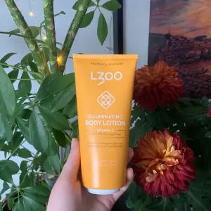 L300 illuminating body lotion med vitamin c. Kommer ej till användning och är helt ny. Köpt för 200 säljer för 110kr pris går att diskutera 🥰passar alla hudtyper 