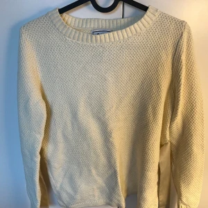 Stickad tröja  - Så söt stickad tröja från Daisy Grace, Hannah och Amandas märke. Mjuk, skönt kvalitet. Ryggen har en fin knytning. Sparsamt använd, som ny! 