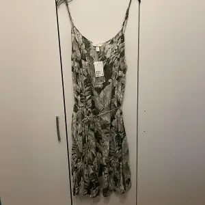 Oanvänd klänning från H&M storlek xl 