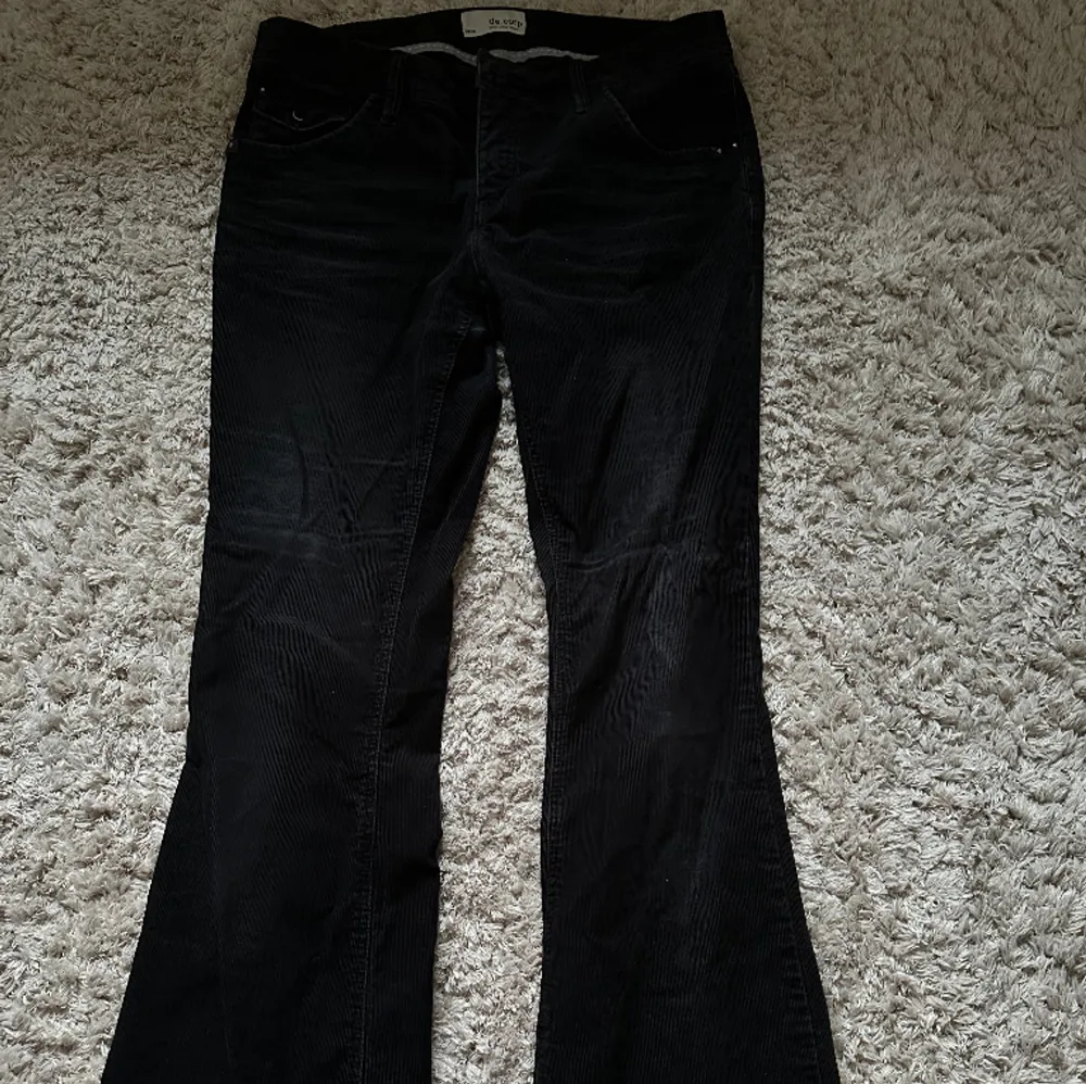 Gamla lågmidjade jeans från runt 90-talet som jag fick av min mamma för ett tag sen🌸Skit coola nitar på bak- och framfickorna, bootcut, passar 165 cm eller kortare. . Jeans & Byxor.