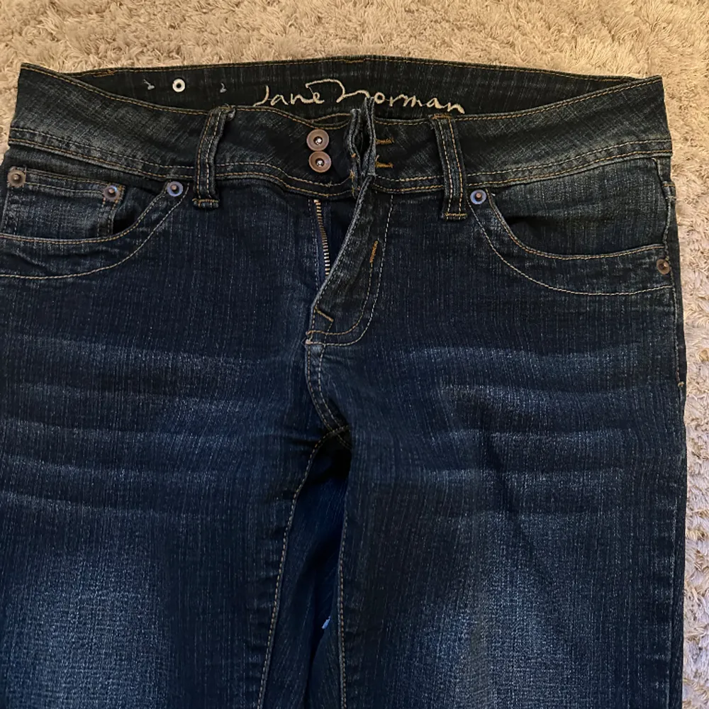 Skitsnygga jeans från Jenny Norman🌸 Mörkblå, lågmidjade, detaljerade fickor. Säljer för att det inte längre är min stil😊 Sitter skit snyggt på och passar 165 cm eller kortare. . Jeans & Byxor.