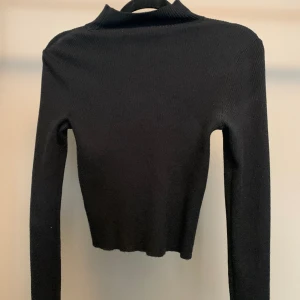 Polotröja  - Svart ribbad polotröja från H&M 