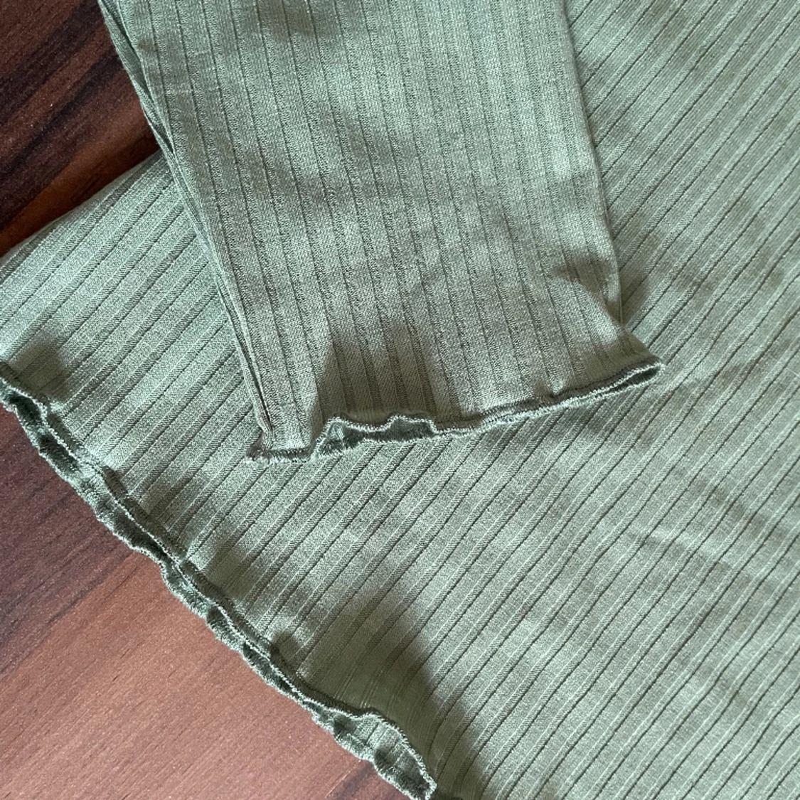 Mint grön ribbad långärmad tröja med volang detaljer - 90