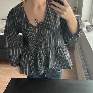 Knytblus  - Superfint blus med rosetter från neo noir, nypris 749kr!🥰