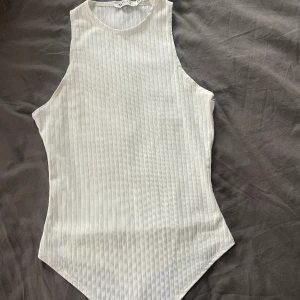 Vit body - Vit body från Nelly i Strl XS! Använd en gång så i fint skickt🤩