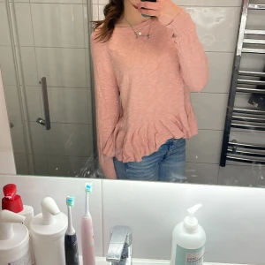 Rosa stickad tröja - Jättegullig stickad tröja med en volang längst ner 🩷