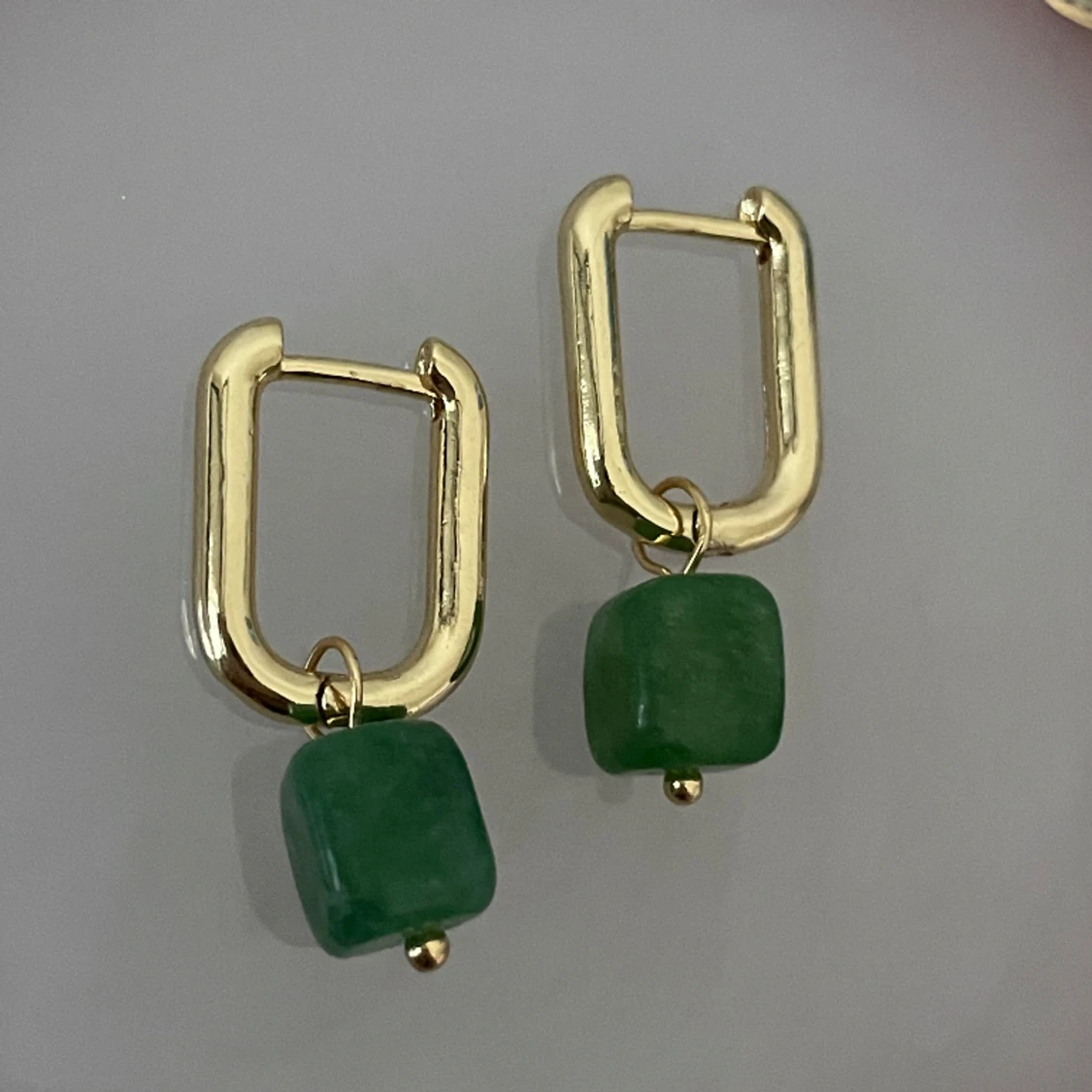 Rektangulära hoops med grön sten  - 90