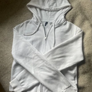 Vit kofta HM  - Vit kofta ifrån HM  Storlek M  Koftan är lite magtröjad passar även på s/xs 🫶🏼