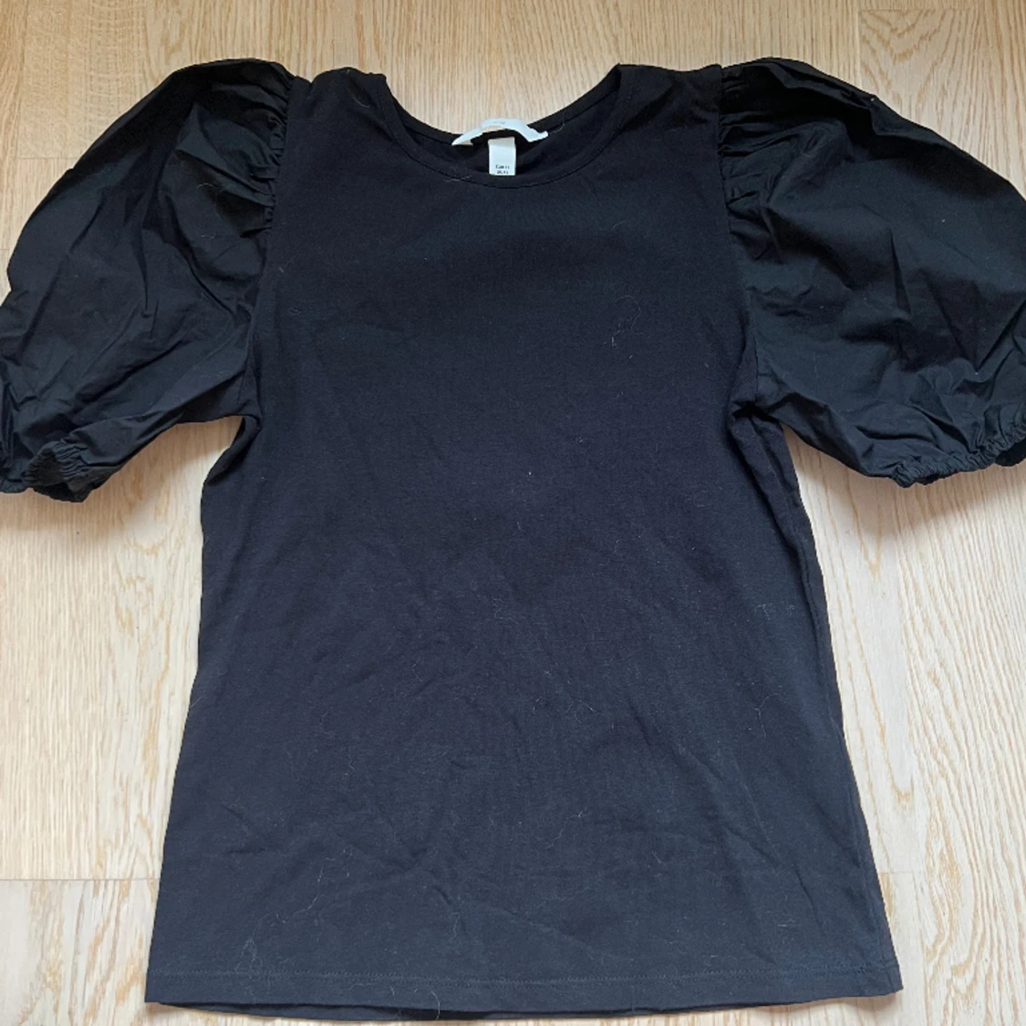 Svart tröja med puffärmar från HM. Jag har också