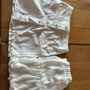 Kjolar - 1 kjol från SHEIN st S, 25kr 1 kjol från Kappahl st 170, 25kr Båda är använd fåtal gånger och är i bra skick