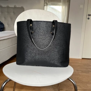 Svart väska  - Säljer en jättesnygg svart väska då jag har dubbletter❤️skriv för mer bilder. 