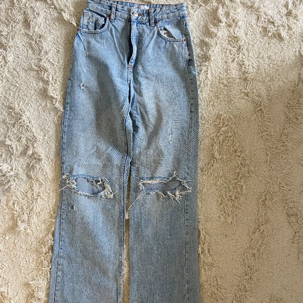 Högmidjade jeans från Zara i storlek 36. Innerbenslängden är 83cm. Jeans & Byxor.