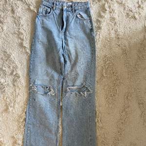 Högmidjade jeans från Zara i storlek 36. Innerbenslängden är 83cm