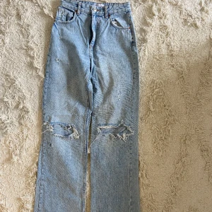 Håliga jeans från Zara - Högmidjade jeans från Zara i storlek 36. Innerbenslängden är 83cm
