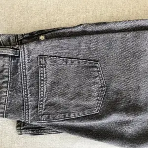 Säljer dessa jeans från & other stories då de inte kommer till användning. Jeansen är användna ett fåtal gånger och är precis som nya 🫶💚  Medelhög midja, gråsvart färg
