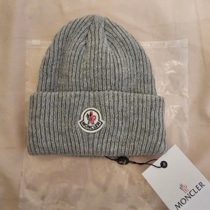 Moncler Mössa - Stilig grå mössa som aldrig går fel att ha på sig