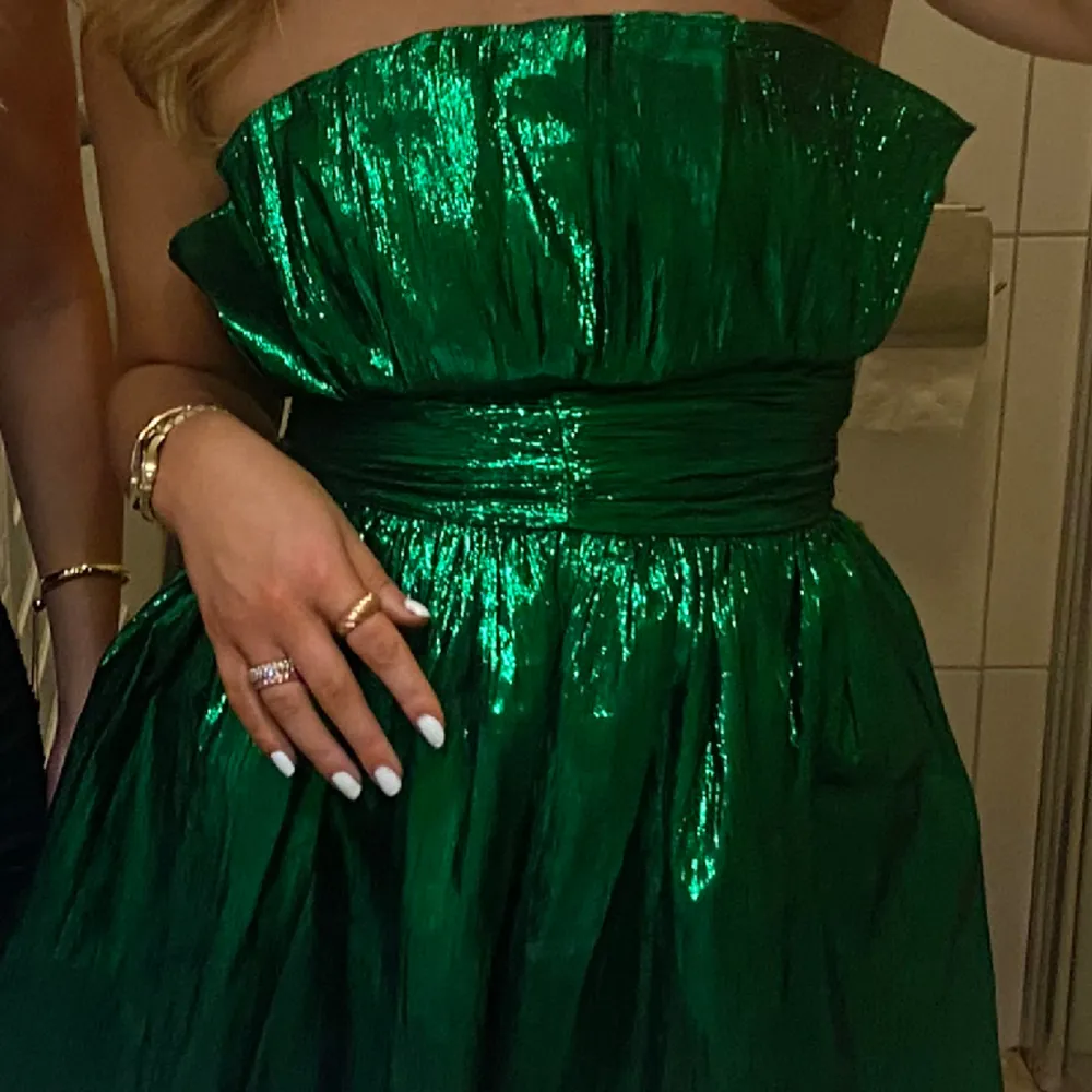 Grön klänning från asos i storlek 34 💚Använd 1 gång. Fint skick.. Klänningar.