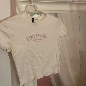 Baby tee - Vit baby tee med lila brodery 💜