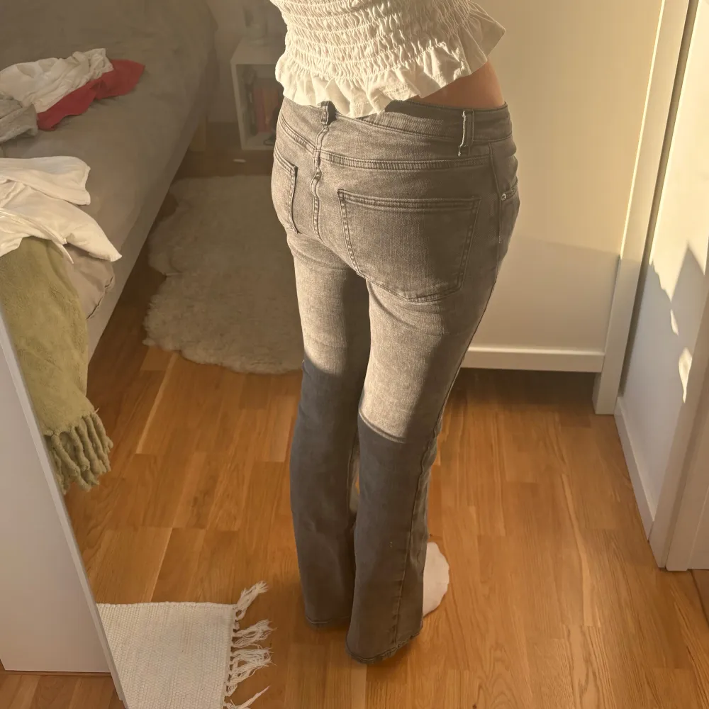 Gråa bootcut lågmidjade jeans från Gina Tricot!!! Supersnygga och inga tecken på användning (köpta för 500) ❤️ midjemått: 36, innebensmått: 80 (jag är 170 på bilderna) . Jeans & Byxor.