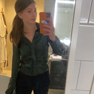 Zara blus i satin - Så himla fin verkligen men kommer aldrig till användning. Slutsåld, strl xs. Använd 1 gång. Mörkgrön