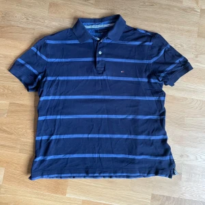 Tommy Hilfiger Piké - En blå randig Tommy Hilfiger Pikétröja | Passar storlek Large | Gjord av 100% bomull | Fint skick 👍