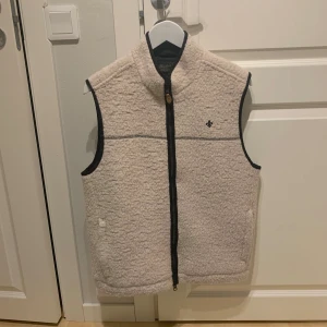 Morris väst - Säljer denna trendiga Morris västen som är perfekt till sensommaren! | Utmärkt skick har använt den 5-10 gånger  så inga defekter. | Storlek M. | Nypris 15000kr. | Ställ gärna frågor innan du köper!