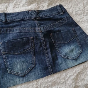 Low waist Jeanskjol - Skit Snygg Jeanskjol från kappahl. Den är lowaist och i superskick! Ser ut som ny. Den är i storlek 36 men passar även 34. Den är vintage och går inte att köpa längre. Skriv vid funderingar, priset kan absolut sänkas vid snabb affär❤️🫶