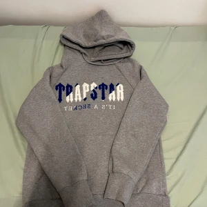 TRAPSTAR HOODIE - Ny sick anväd ungfär 6 gånger jag köpte den och den va för liten redan när jag köpte den storlek S tröjan är fejk men är i högsta kvalitet 