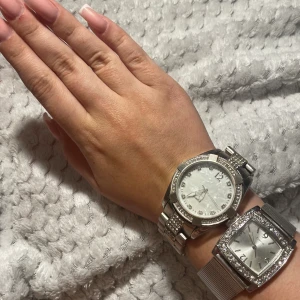 Klockor  - Säljer dessa klockor då jag inte använder silversmycken. Den större klockan har små täcken på användning men inget man tänker på. En för 100kr eller båda för 150kr. Ingen av dem har fungerande batteri i sig