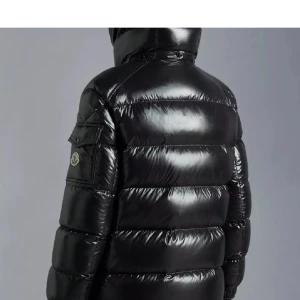 Moncler jacka  - Säljer min moncler jacka som ej kommer till användning längre, använd i 1 vinter. Jackan är utan defekter och i unisex. Nypris 12000, pris kan diskuteras 🤝🏽🤝🏽
